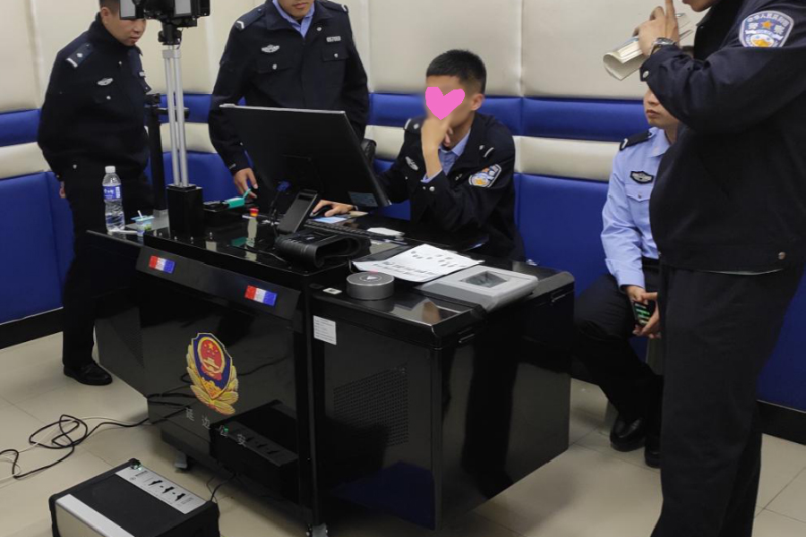 民警使用采集儀現(xiàn)場(chǎng) 民警使用采集儀現(xiàn)場(chǎng)